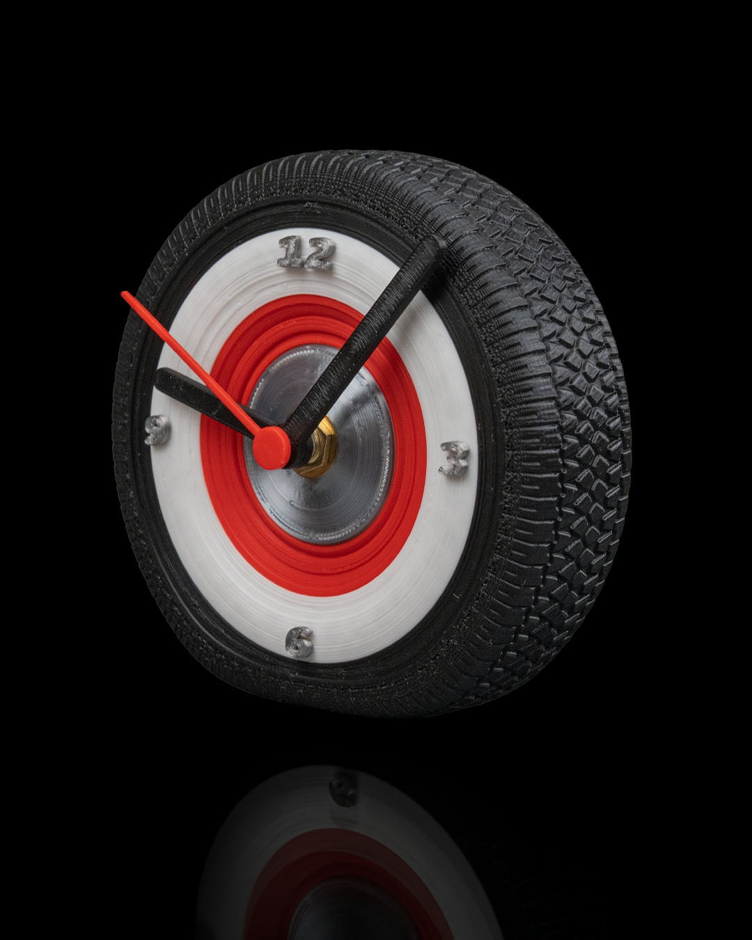 🕰️ Vintage Tire Wall Clock – Classic Automotive Style for Your Space