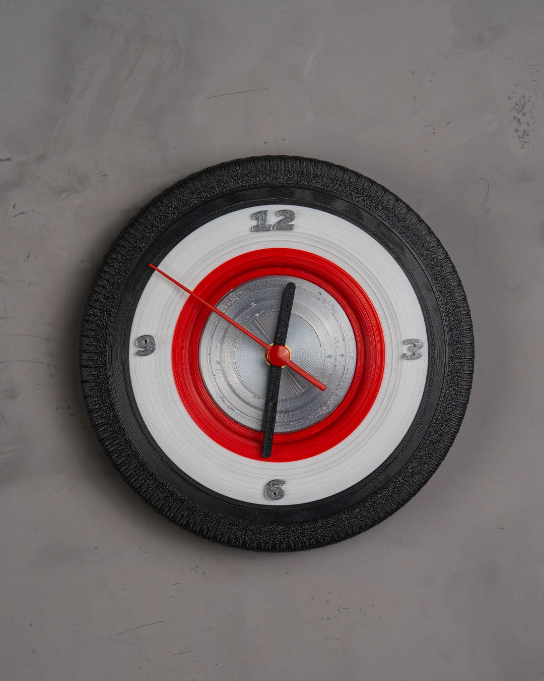 🕰️ Vintage Tire Wall Clock – Classic Automotive Style for Your Space