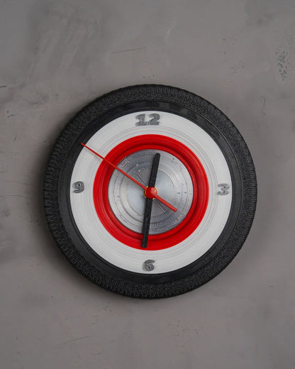 🕰️ Vintage Tire Wall Clock – Classic Automotive Style for Your Space
