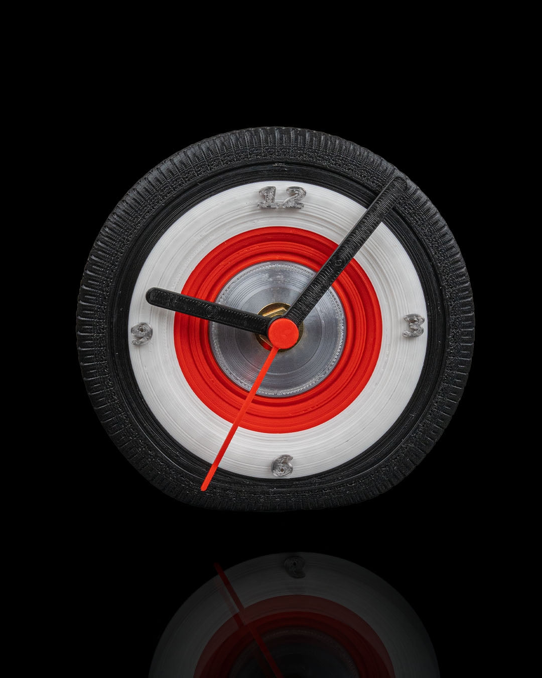 🕰️ Vintage Tire Wall Clock – Classic Automotive Style for Your Space