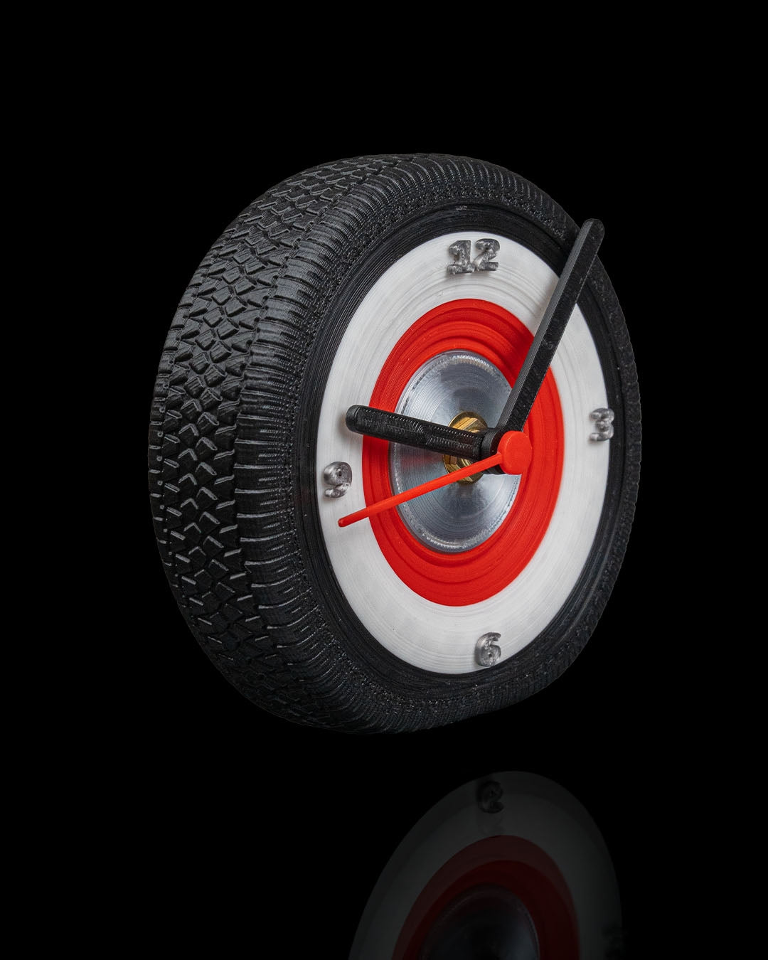 🕰️ Vintage Tire Wall Clock – Classic Automotive Style for Your Space